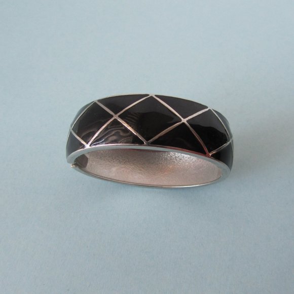 Vintage Black Enamel Silver Tone Metal Hinged Oval Bangle Jewelry Bracelet - Picture 6 of 8